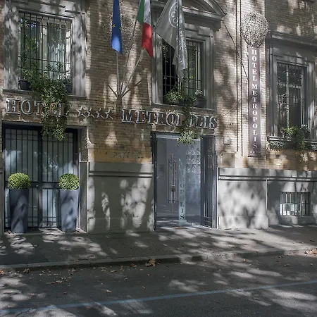 Metropolis Hotel 4*